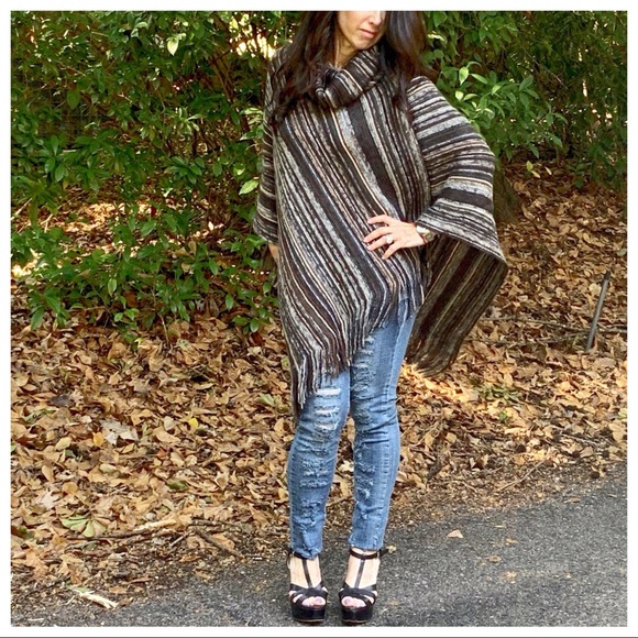 ✨LAST ONE ✨Beautiful multi print poncho - Picture 4 of 8